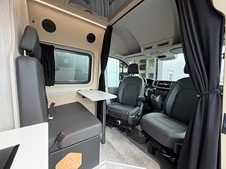 Husbil-halvintegrerad Volkswagen Crafter 177HK AUT (5 bältad) Pop-up tak & soffa/dubbelsäng bak 2 av 21