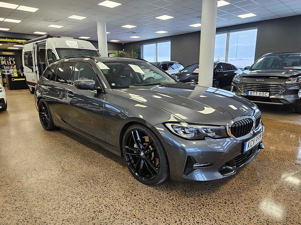 BMW 330e Touring Sport line / Drag / Kamera / 20" / MOMS