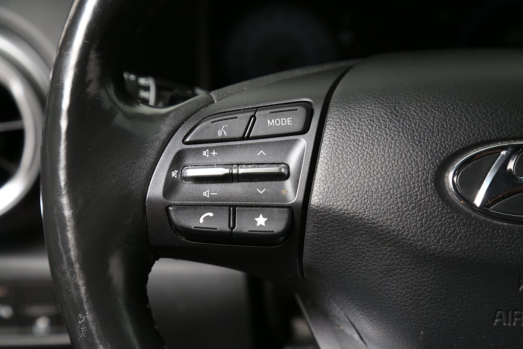 Hyundai Kona 64 kWh Essential 204hk Två-tons Lack Drag Nybilsgaranti 2022
