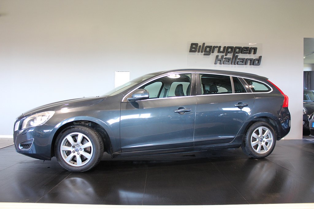 Volvo V60 D5 AWD Momentum Drag Pdc Värm Xenon Nyservad&Nybes