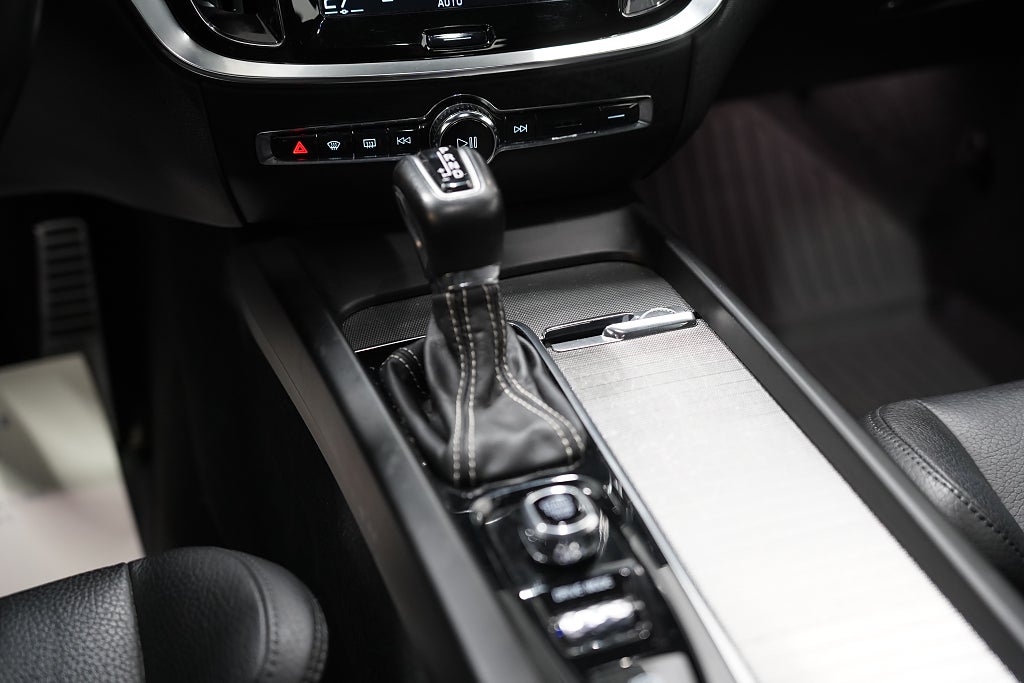 Volvo V60 D3 Geartronic 150hk R-Design D-värmare VOC Skinn