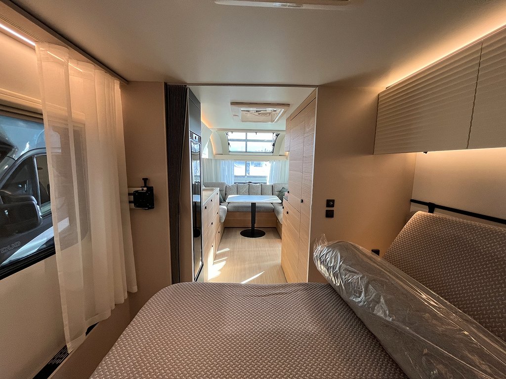 Adria Adora 613 UT /ALDE / Queens-bed på tvären / Badrum bak - Adria