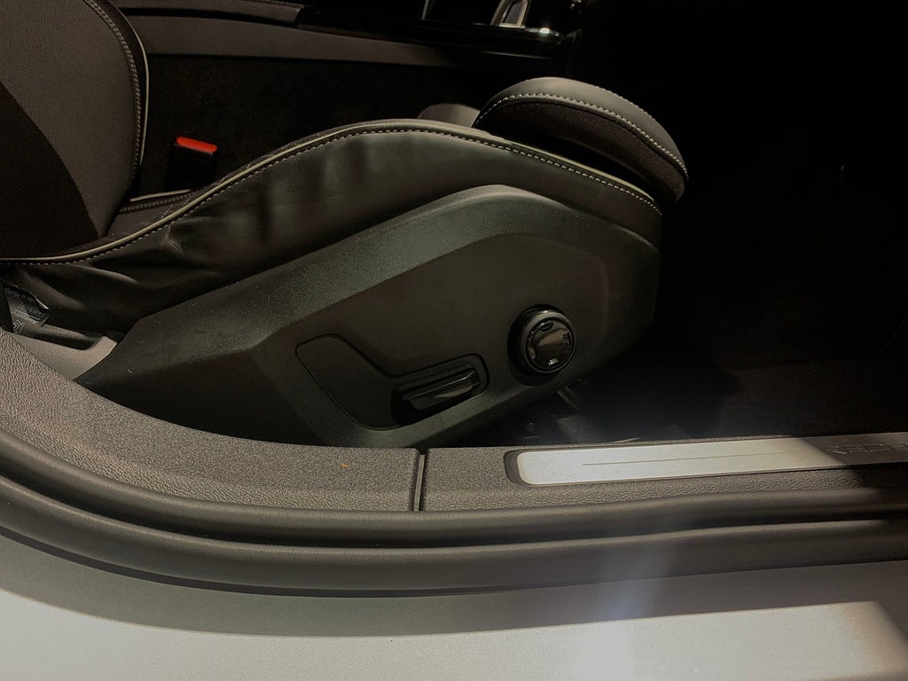 Volvo V60 Recharge T6 AWD 340hk R-Design |Navi|Kamera|Voc| 2022