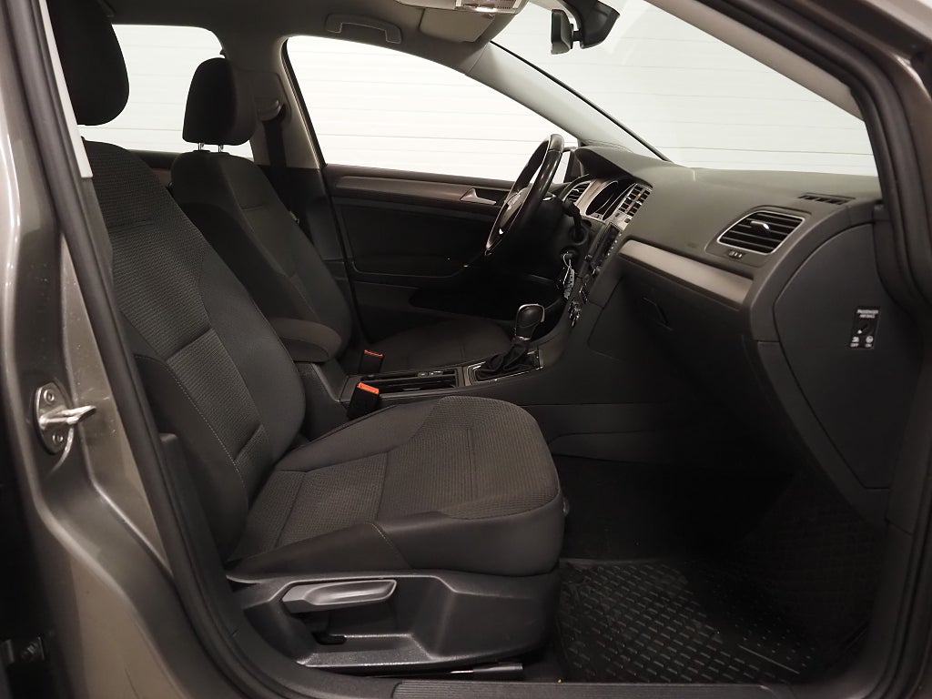 Volkswagen Golf 5-dr 1.6 TDI DSG D-värm B-kamera Drag 2017