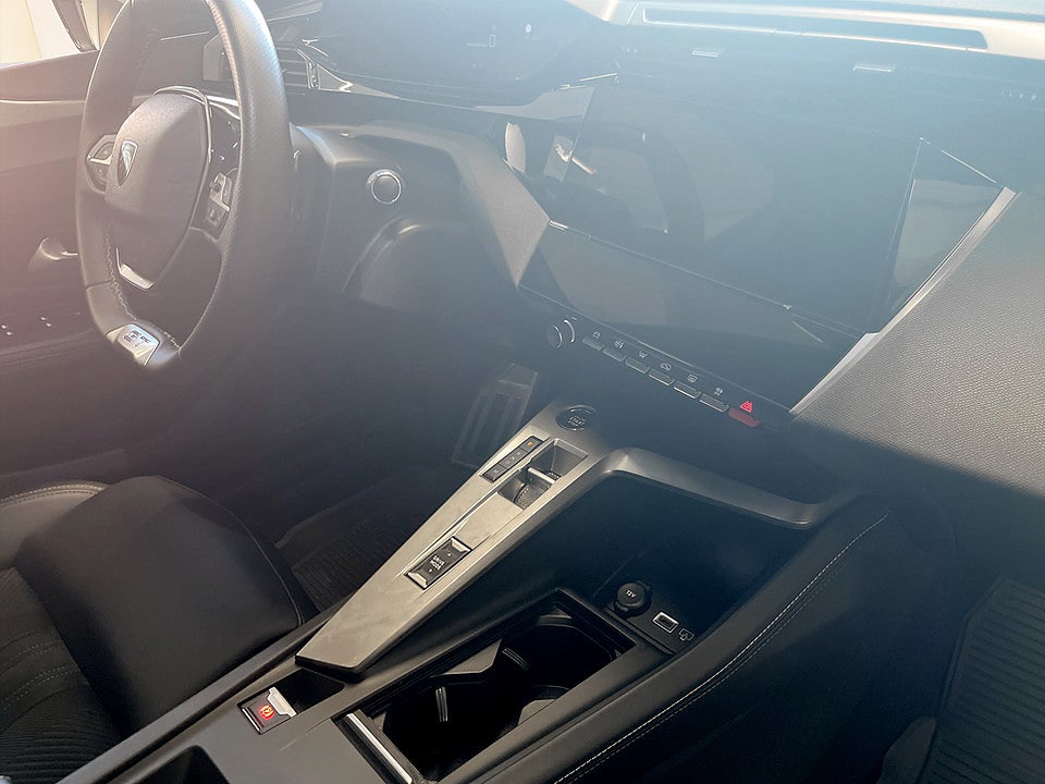 Bild på Peugeot 408 GT 1.2 PT 130hk Aut B-KAMERA CARPLAY ELSTOL