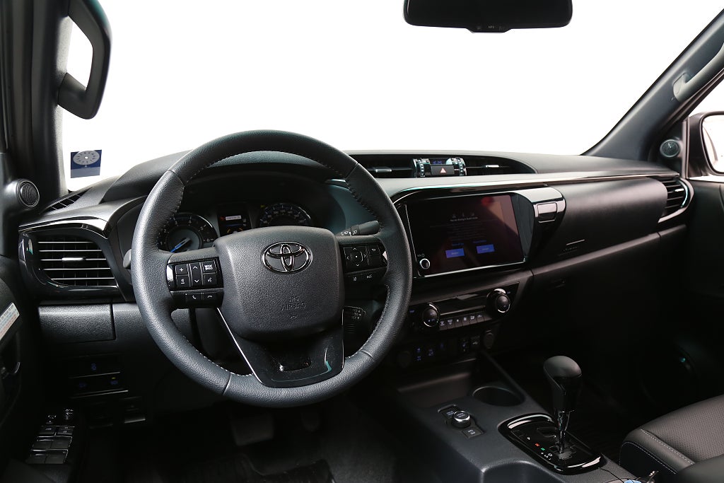 Toyota Hilux Dubbelhytt 2,8 MHEV 204hk Invincible 4WD Flak/Kåpa Moms