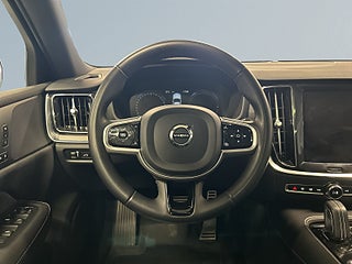 Volvo V60 Recharge T6 AWD Automat R-Design Drag/Värmare/S&V-Däck – bild 9