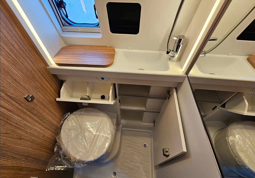 Weinsberg 630  Carabus ME Edition Fire , automat,  långbädd thumbnail