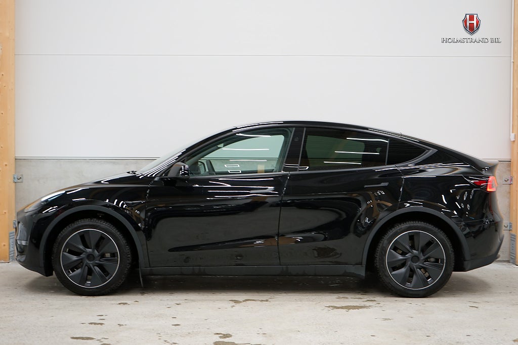 Tesla Model Y Long Range AWD 514hk Drag Värmepump Rattvärme MOMS