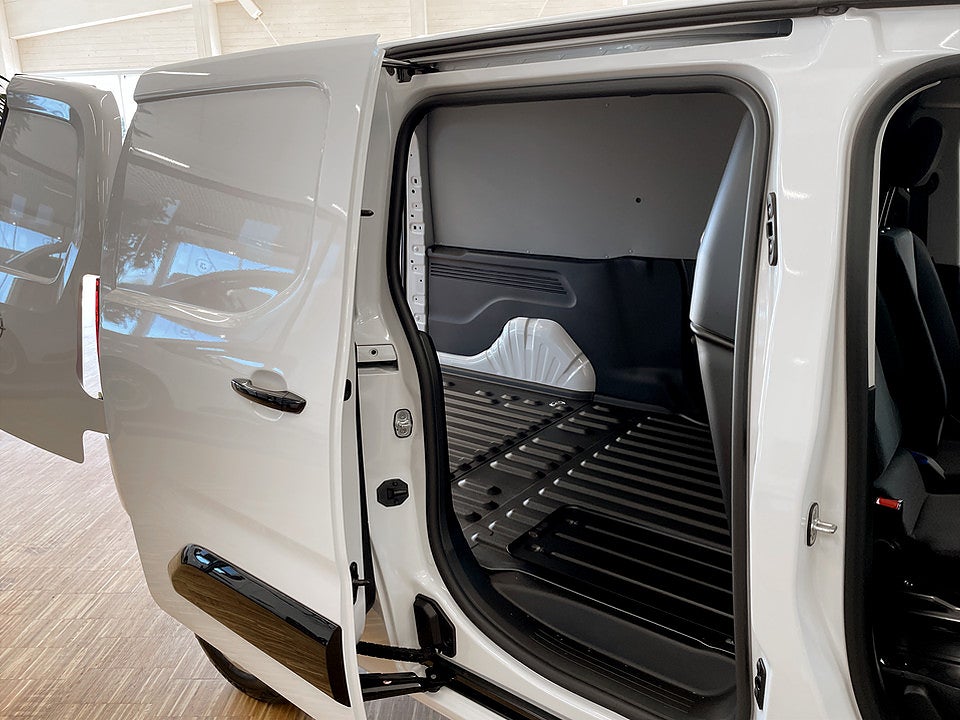 Bild på Opel Combo ELITE 130hk AT8 L2 - EDITION! Värmare & Dragkrok