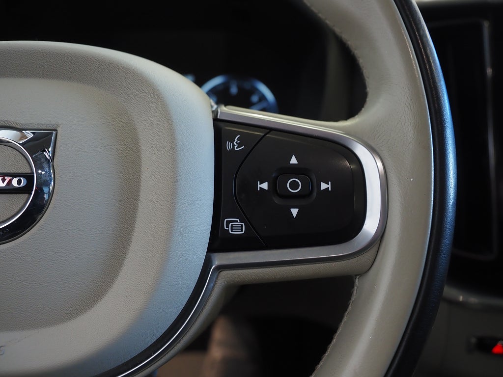 Volvo XC60 B4 AWD Geartronic Momentum 360° Pano Drag Navi Värm 2020