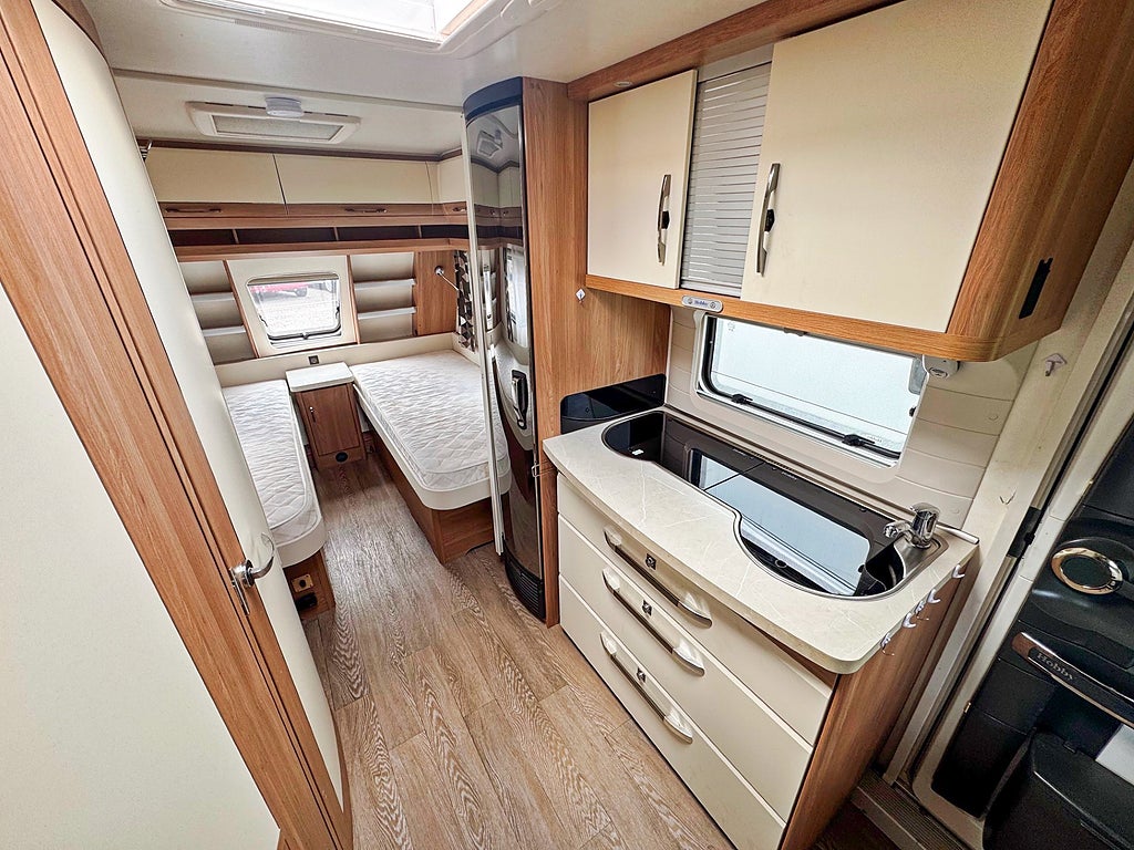Hobby 495 UL De Luxe - Långbäddar, Mover, 1450kg