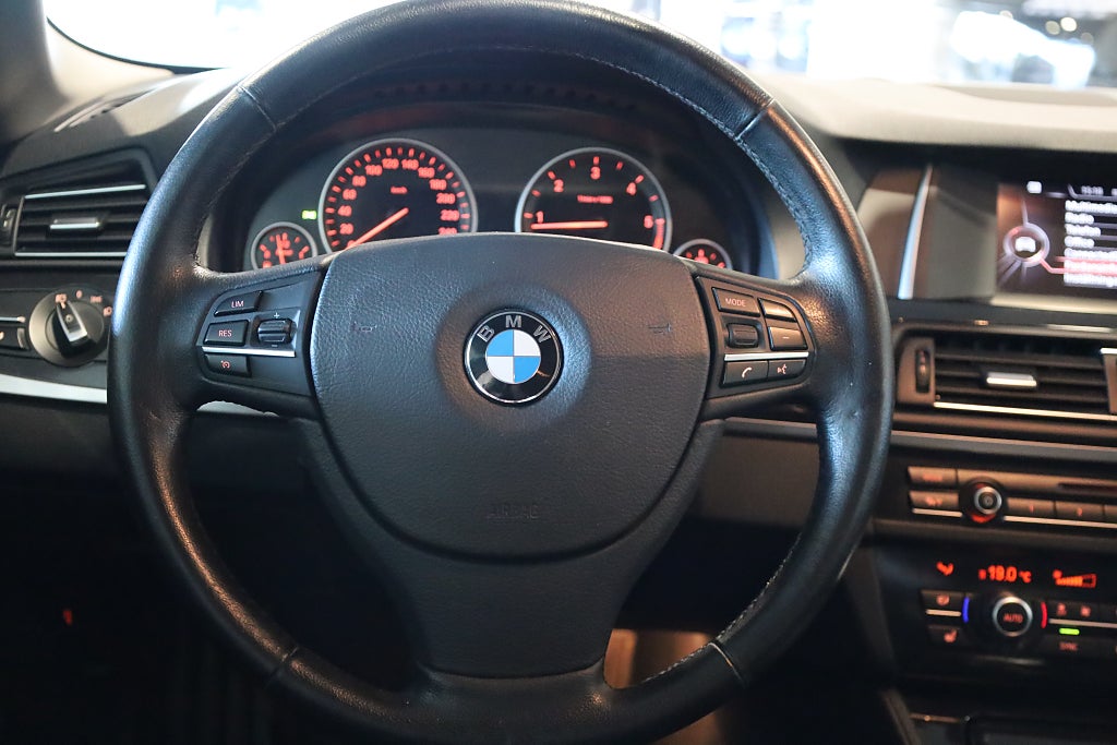 BMW 520 d Touring Aut Drag PDC Connected Blåtand Rattvärme 2016