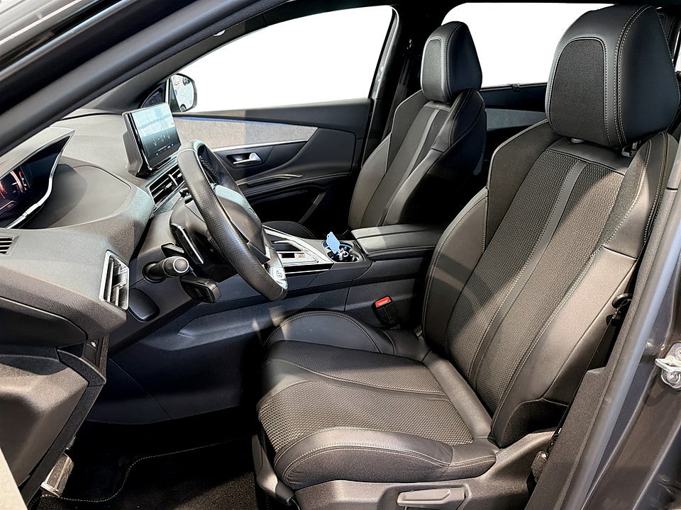 Bild på Peugeot 5008 GT 1.2 PT 130hk Aut 7-SITS B-KAMERA CARPLAY
