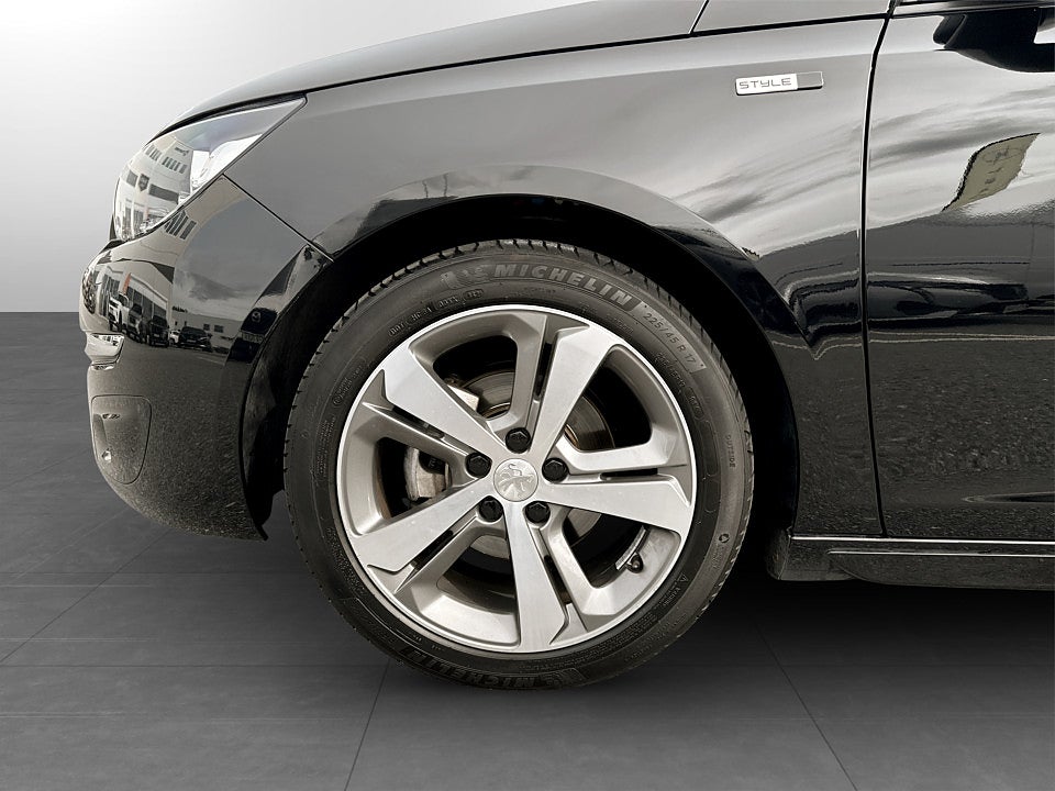 Bild på Peugeot 308 5D STYLE 1.2 PT 130hk Aut PANO B-KAMERA 