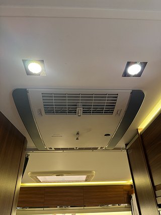 Husbil-halvintegrerad Adria Matrix Supreme 687SL 150HK 16 av 21