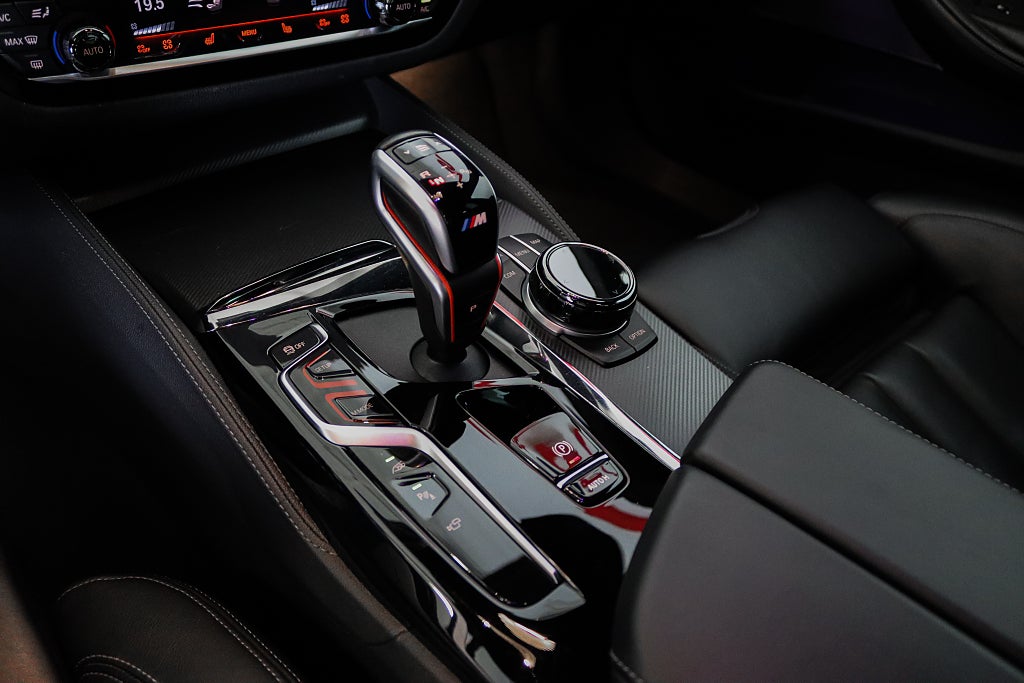 BMW M5 Competition Kolfiber Massage Milltek HuD 360 H/K