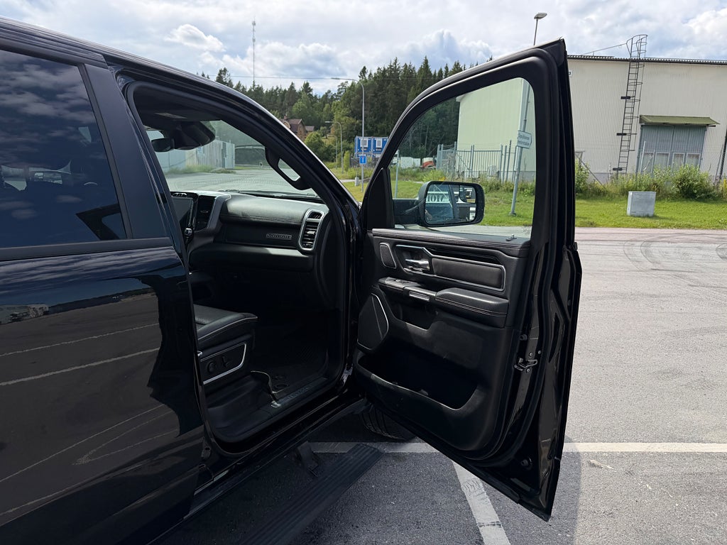 RAM 1500 Crew Cab 5.7 V8 HEMI Flex Fuel 4x4 NIGHT Euro 6