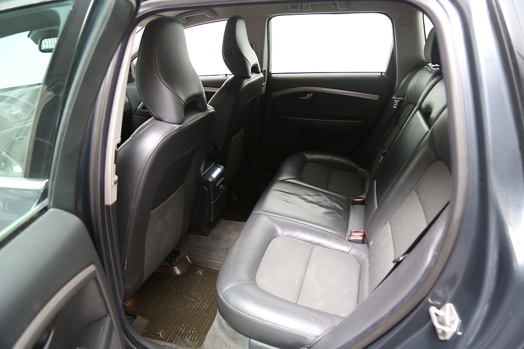Volvo V70 II D2 S/S Momentum Nybesik Dragkrok 2014