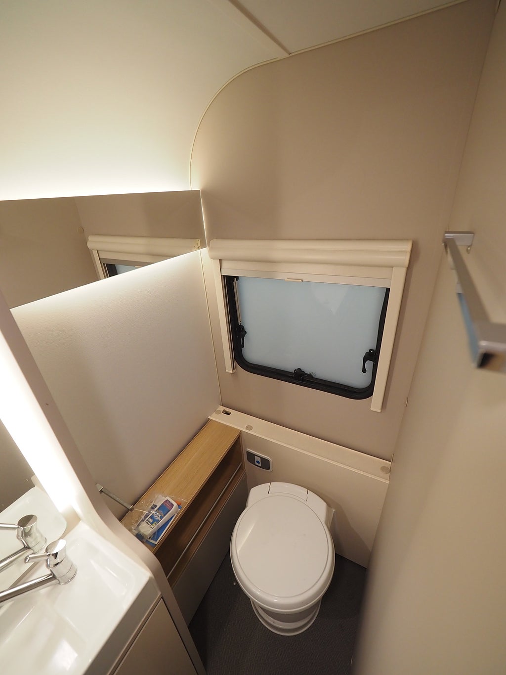 Adria Adora 613 HT I Frontkök I ALDE I Låga långbäddar 2021