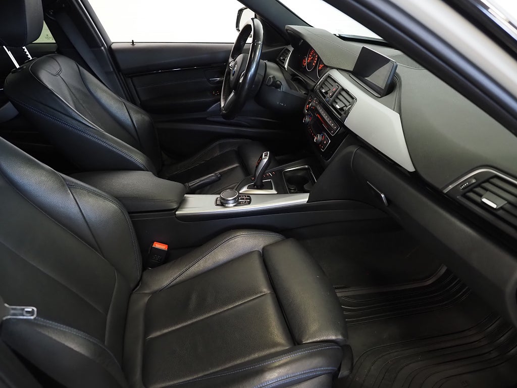 BMW 320d Sedan xDrive 190hk M Sport |Navi|Skinn|Kamera|Drag|