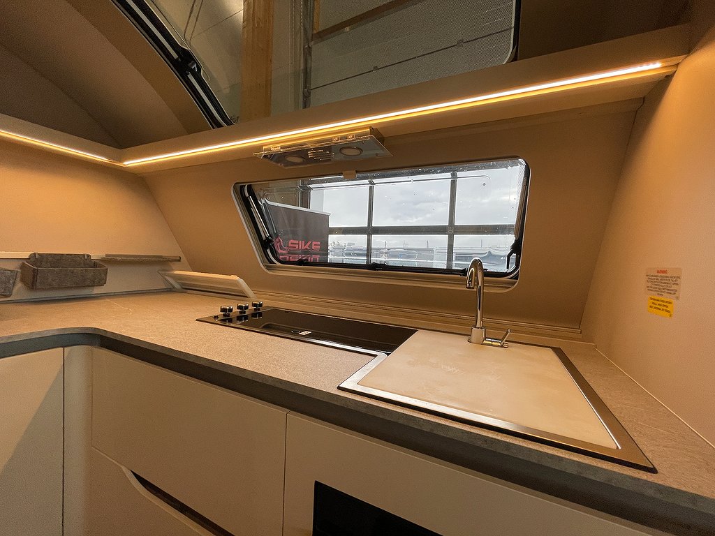 Adria Adora 613 HT / ALDE / Solcell / Långbäddar / Ugn - Adria