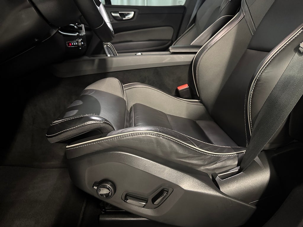 Volvo XC60 Recharge T8 AWD R-Design Adap-fart Drag Navi H/K Pano bild 18