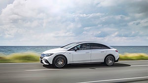 Mercedes-AMG EQE kommer i två versioner. Foto: Mercedes-Benz