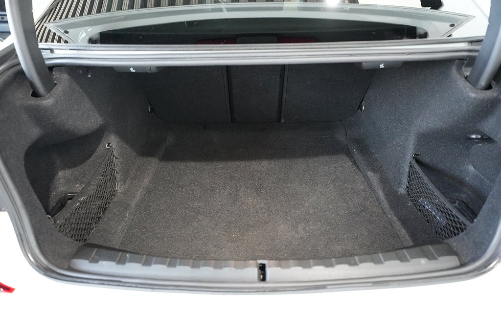 BMW 330i 2019 - miniatyr 17