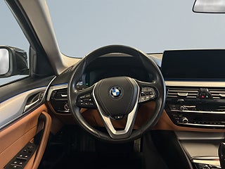 BMW 530e xDrive Touring MOMS Drag Kamera Rattvärme Navi S&V-däck