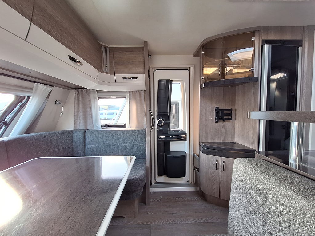 Hobby Prestige 560 FC Dubbelbädd, Dusch, Ugn, Tält