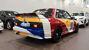 Den här BMW har fått en V8-motor och front från BMW M3. 