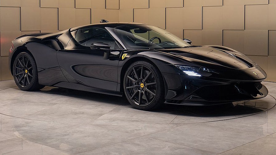 Ferrari SF90 Stradale är den italienska sportbilstillverkarens första laddhybrid. 