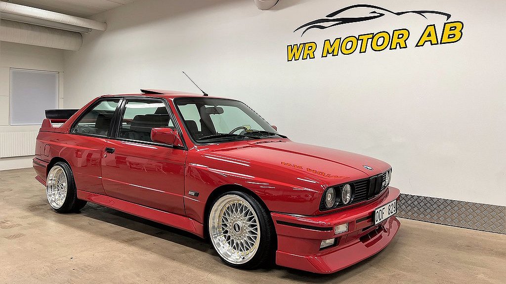 BMW M3 från 1990 tillhör den klassiska E30-generationen. 