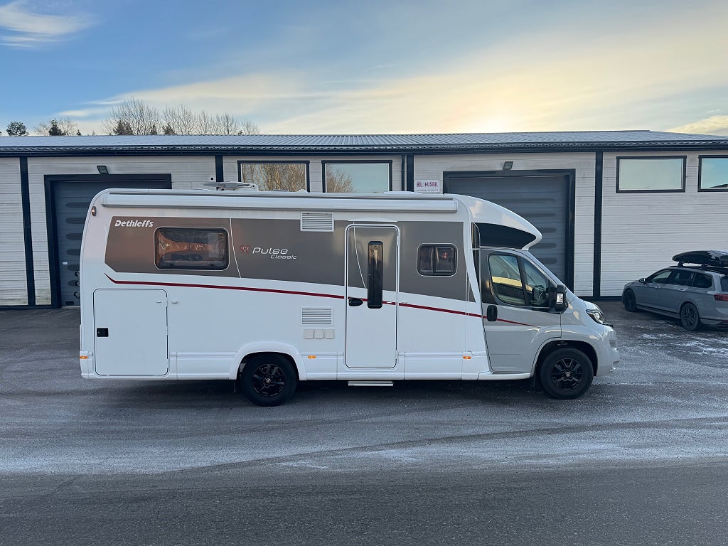 Dethleffs Pulse 7151 DBL Oueenbed  Face to Face