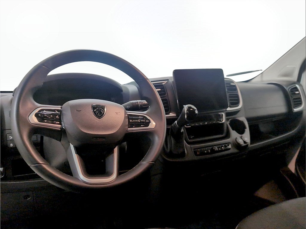 Bild på Peugeot Boxer Style + Navi pack 180hk AT8 L3H2 - DEMO