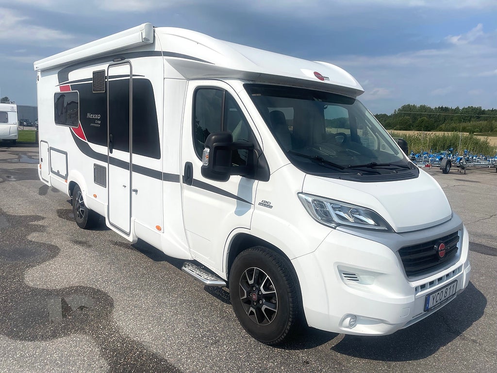 Bürstner Nexxo 720, Långbäddar, WC/dusch bak, 2 x AC 