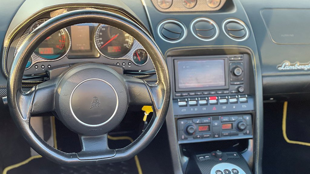 Lamborghinin har en femliters V10-motor. 