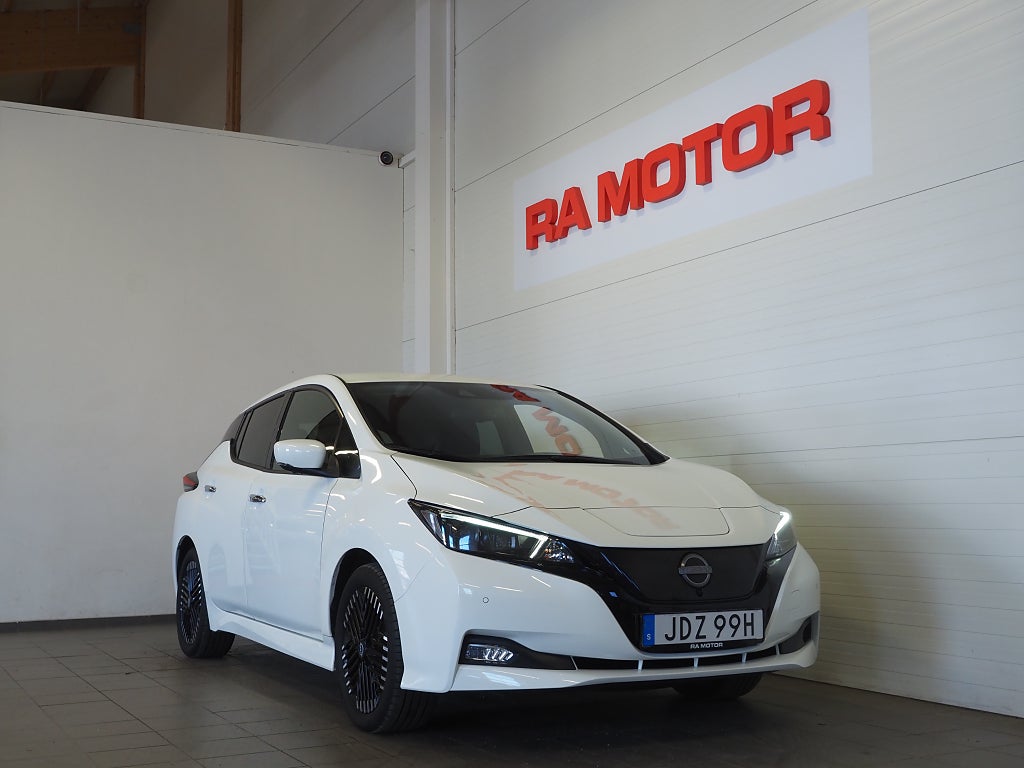 Nissan Leaf N-Connecta|40kWh|Värmepump|360 kamera