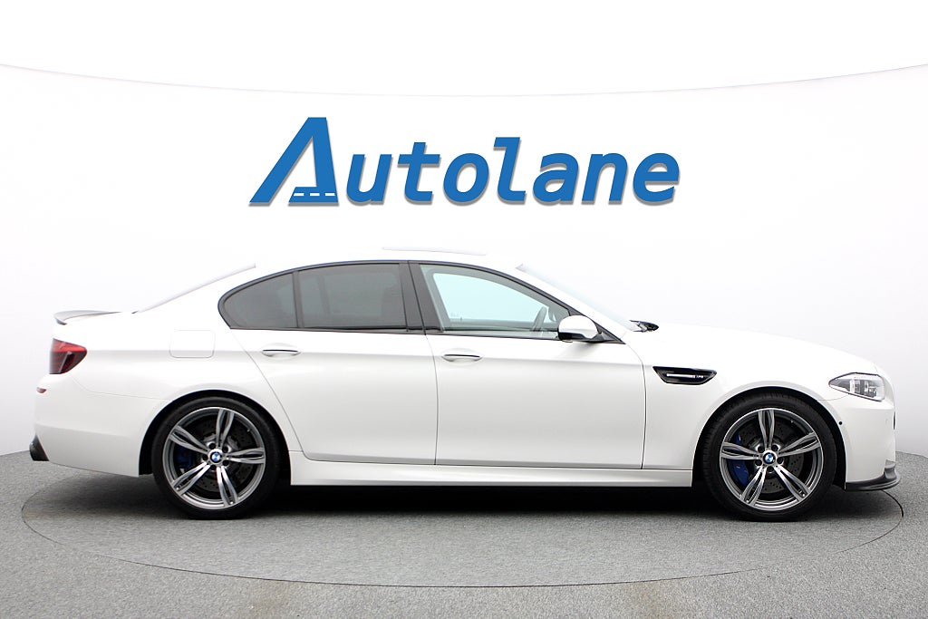 BMW M5 DCT Akrapovic, B&O, HUD, Taklucka, Soft Close