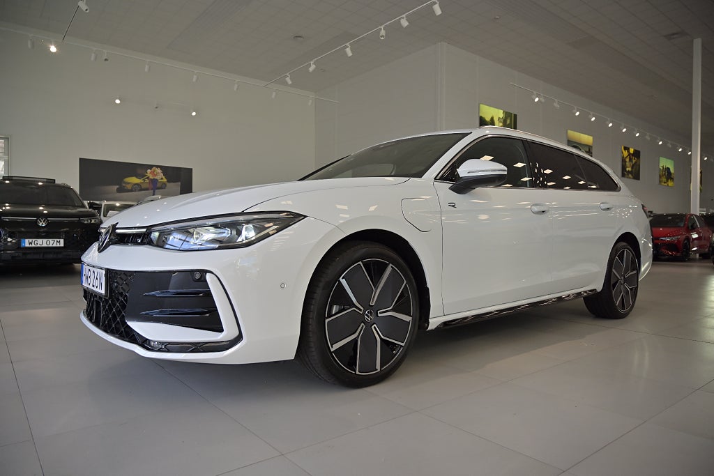Volkswagen Passat **SUPERDEAL** eHybrid 272hk R-Line **t.o.m 30/9!**