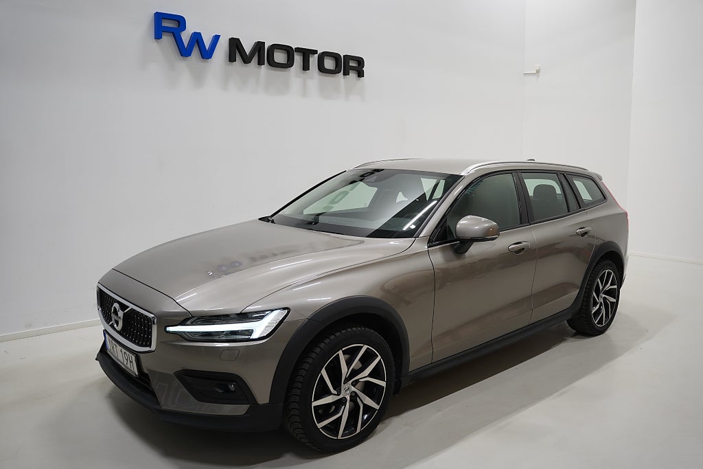 Volvo V60 Cross Country D4 AWD 190hk Momentum D-värmare B-kamera Drag VOC Navi