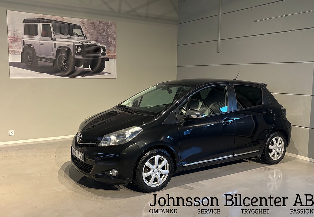 Toyota Yaris 5-dörrar 1.33 Dual Black/White Backkamera Sov/hjul 99hk