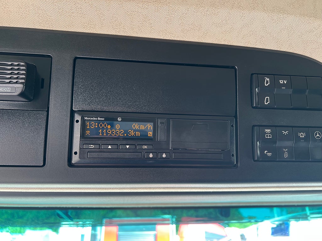 Mercedes-Benz Arocs 3251 Tridem Lastväxlare, Fullt Plogutrustad