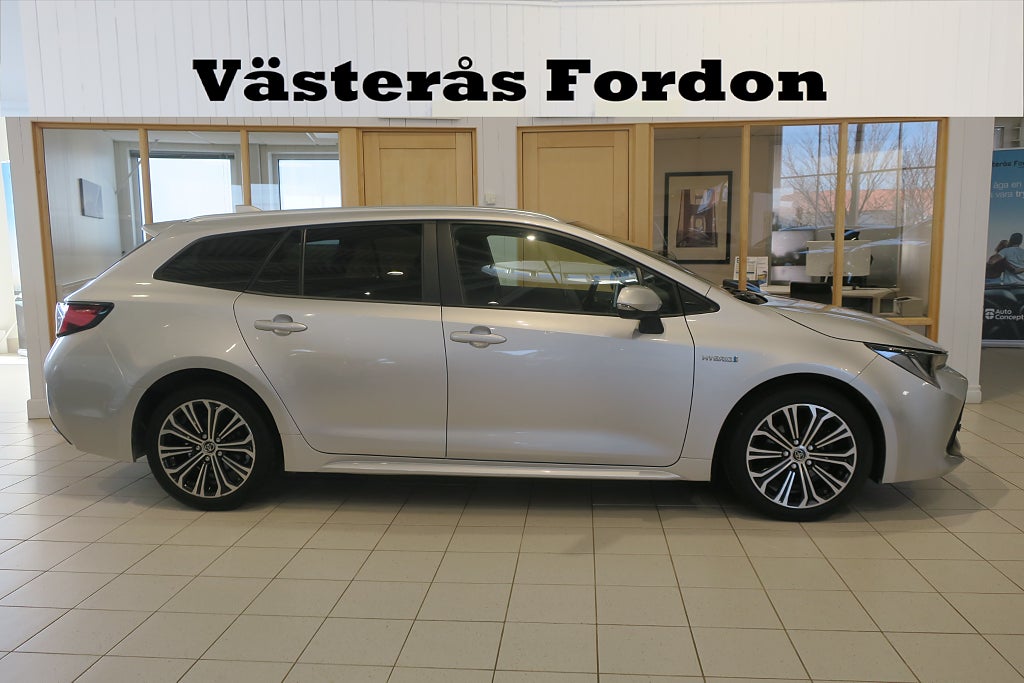 Toyota Corolla Sports Hybrid e-CVT Style M-Värmare Kamera Carplay