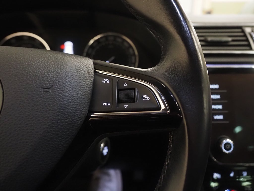 Skoda Superb Kombi 1.5 TSI Business Edt Drag P-Värm B-Kam 2019