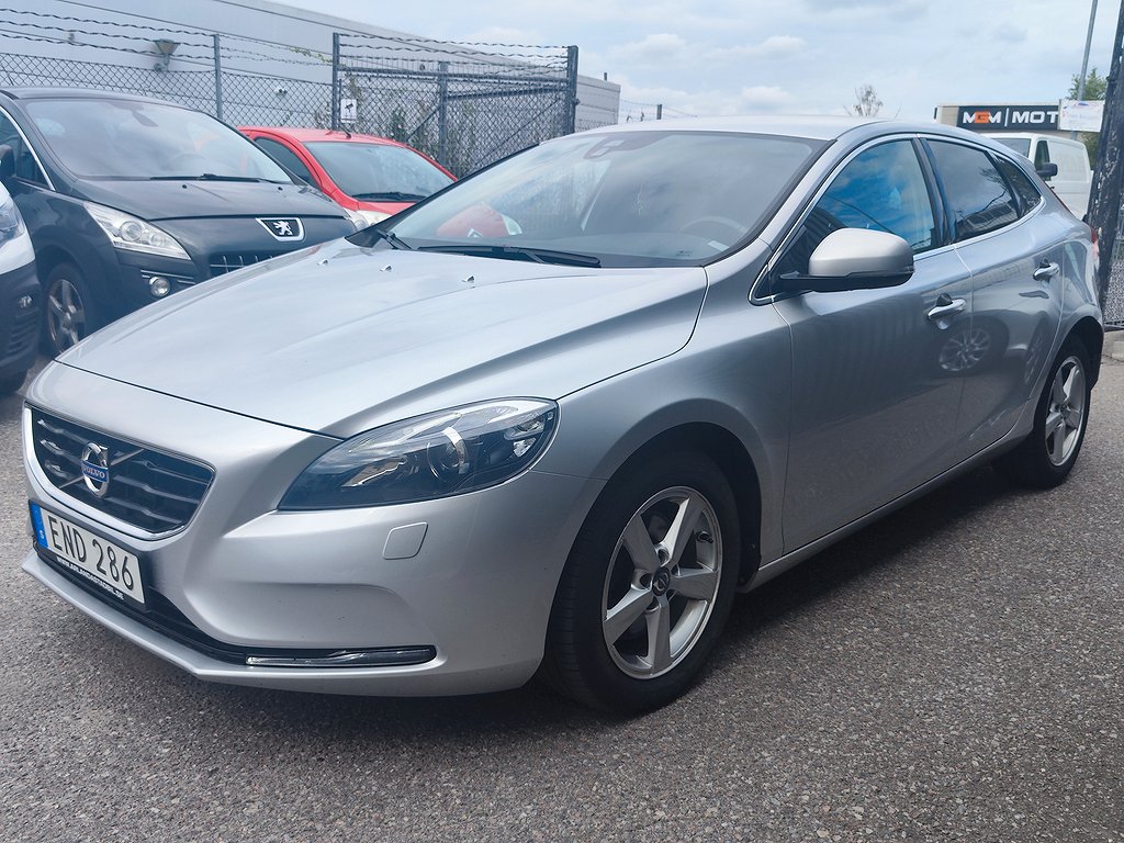 Volvo V40 D2 Powershift Momentum 115hk Värmare Nyservad