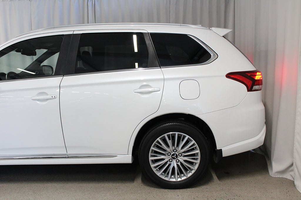 Mitsubishi Outlander PHEV 224hk Business X, 360 kamera, 7253 mil