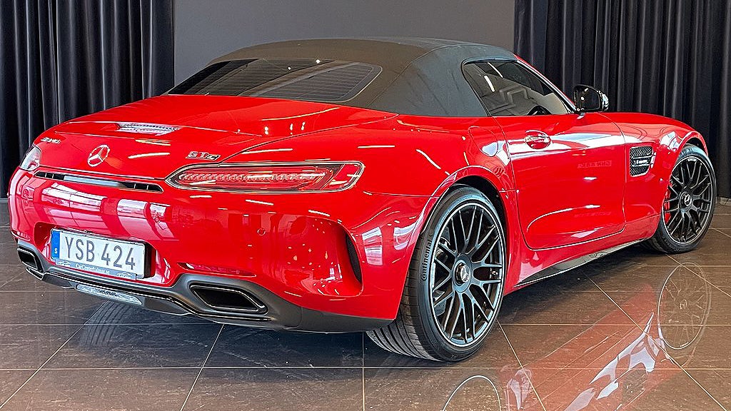 Den cabbade Mercedesen har en V8-motor som genererar 557 hästkrafter. 