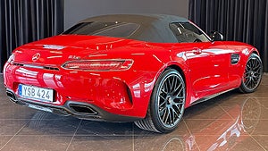 Den cabbade Mercedesen har en V8-motor som genererar 557 hästkrafter. 